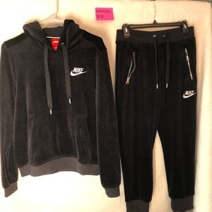 NIKE Women’s Black Velvet Sweatsuit Set